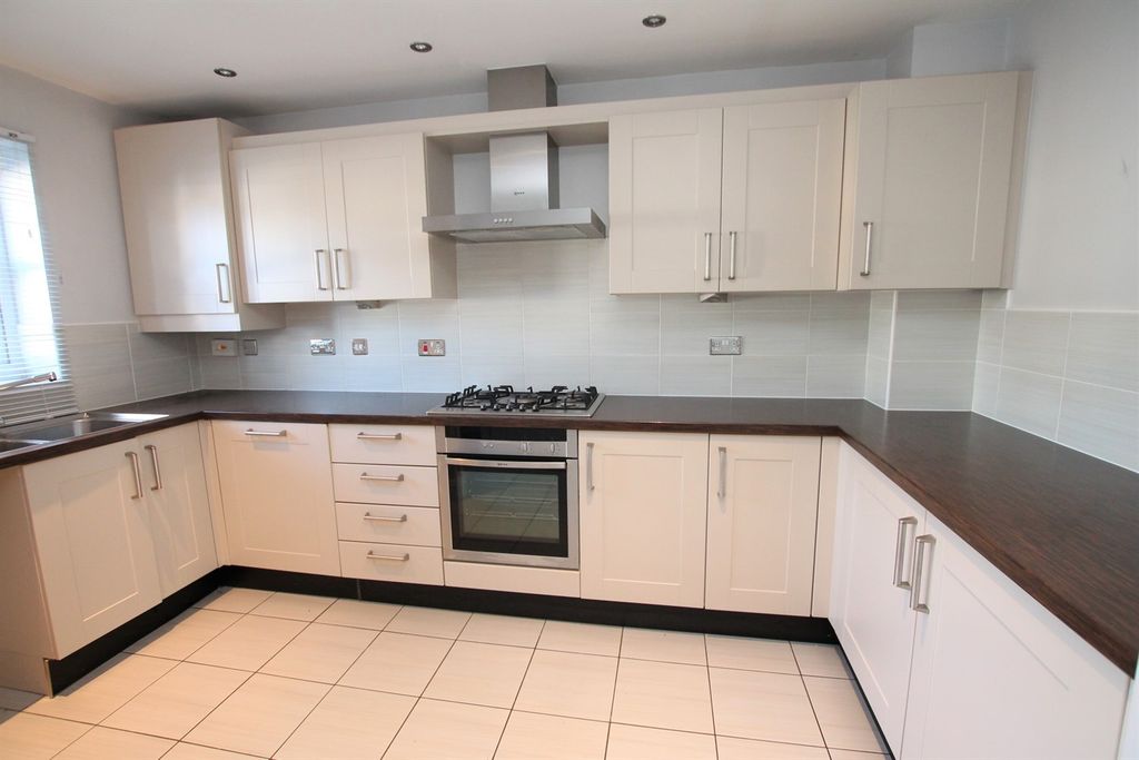 Property photo 1 of 16 Kitchen (Main)