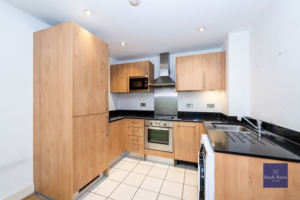 Property photo 3 of 17 Kitchen