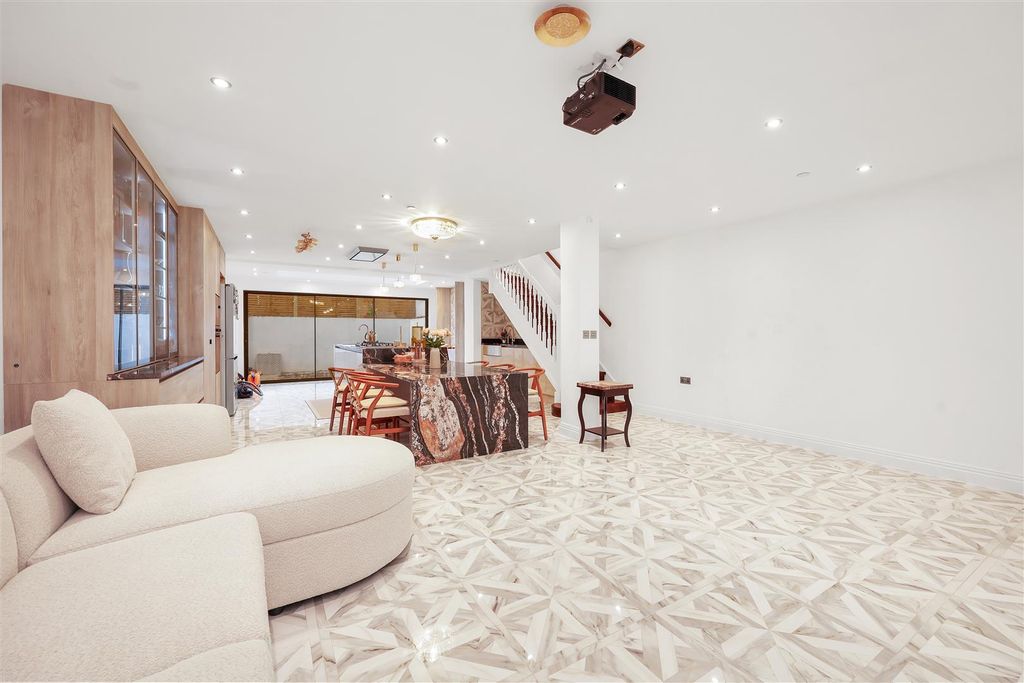 Property photo 2 of 37