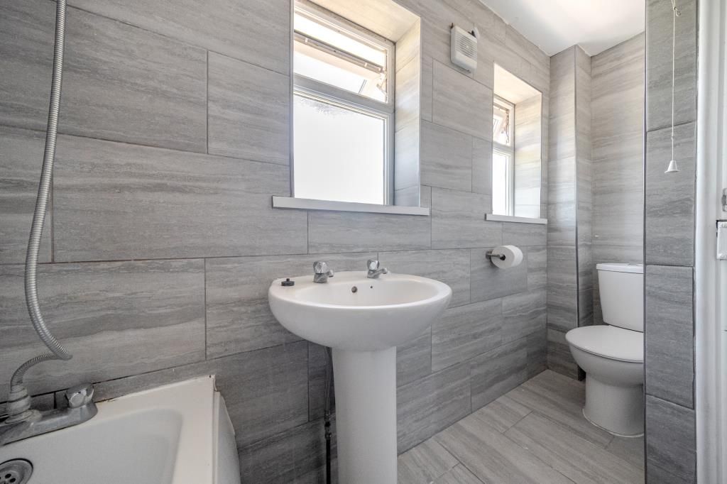 Property photo 2 of 20 Bathroom