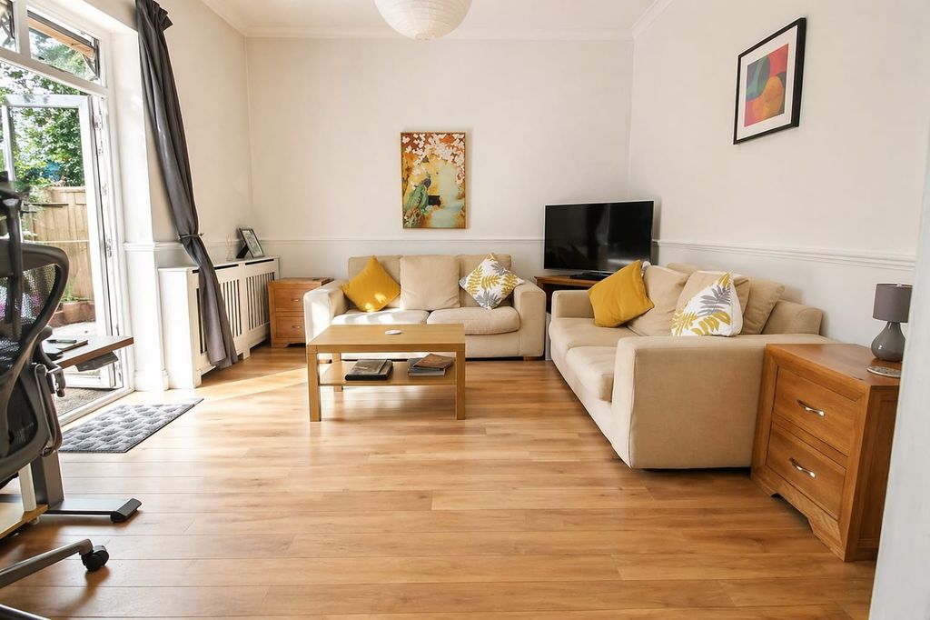 Property photo 3 of 6 Lounge