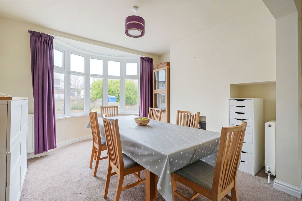 Property photo 2 of 27