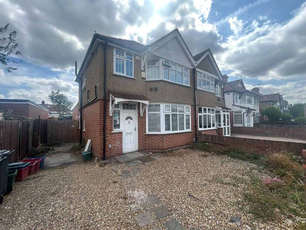 Property photo 1 of 8 3 Bed Maisonette To Rent Edward Road, Feltham Tw14