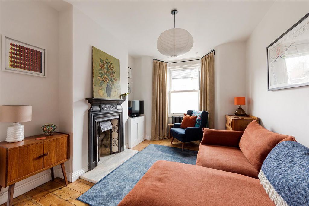 Property photo 2 of 52 Walpole Road, E17