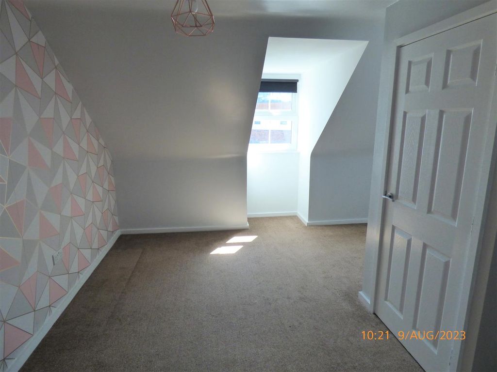 Property photo 3 of 15 76 Wharncliffe Road - Bed1.Jpg