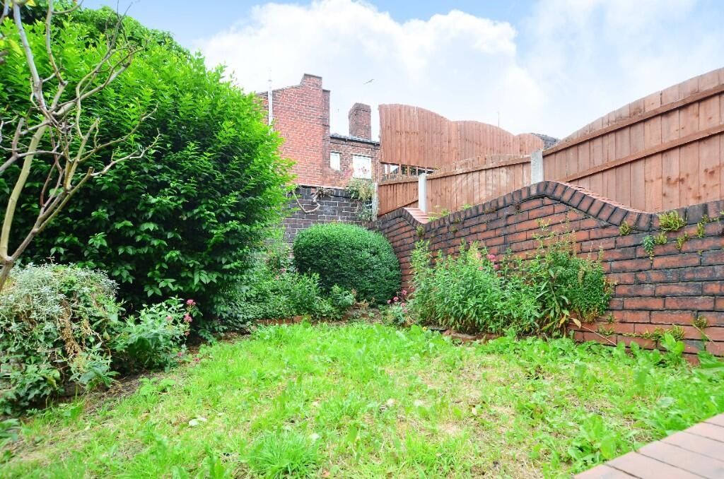 Property photo 3 of 15 A Bright And Well-Maintained Garden Featuring Lush...