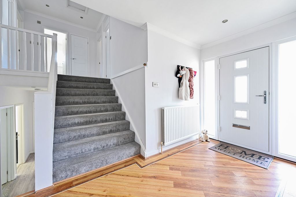 Property photo 2 of 20 Entrance Hall