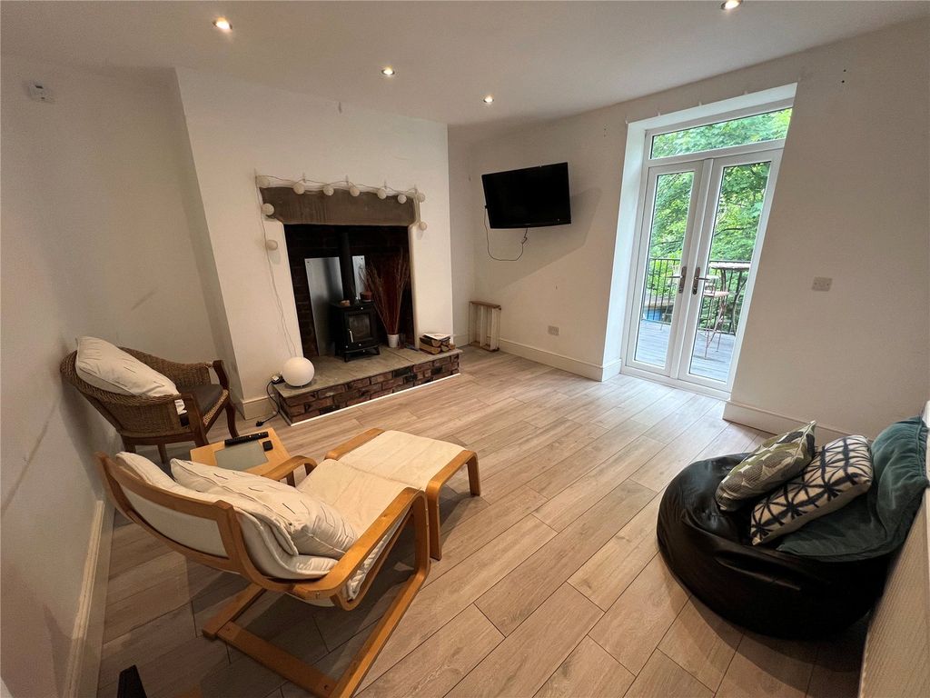 Property photo 3 of 14 Lounge