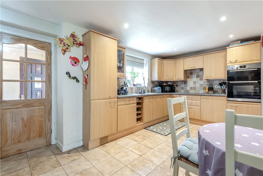 Property photo 2 of 10 Kitchen