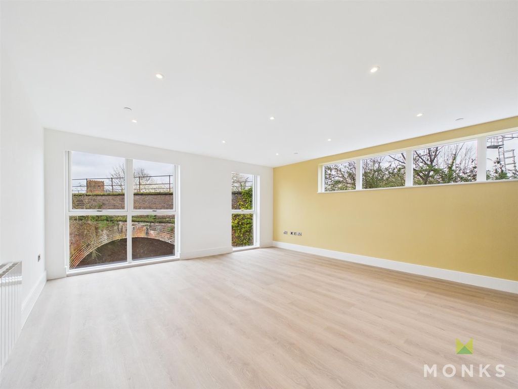 Property photo 3 of 18 Cam01520G0-Pr0347-Still035.Jpg