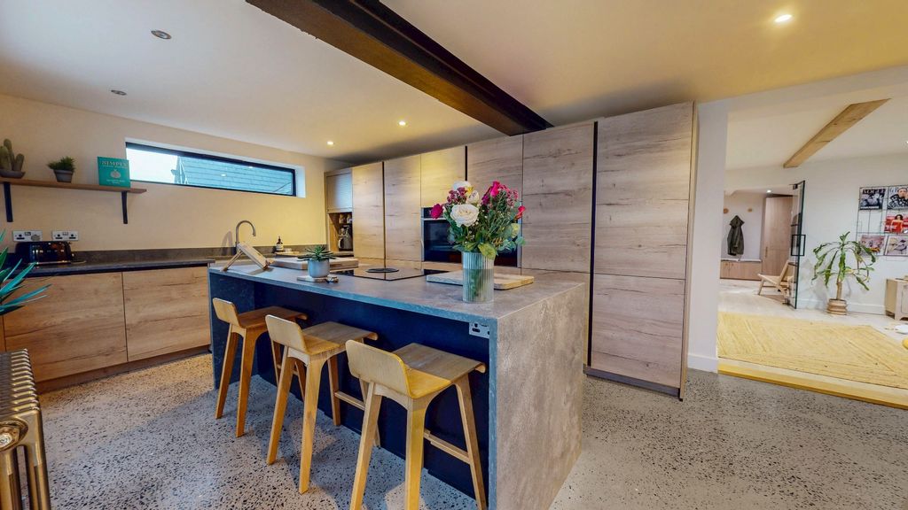 Property photo 3 of 48 4820535