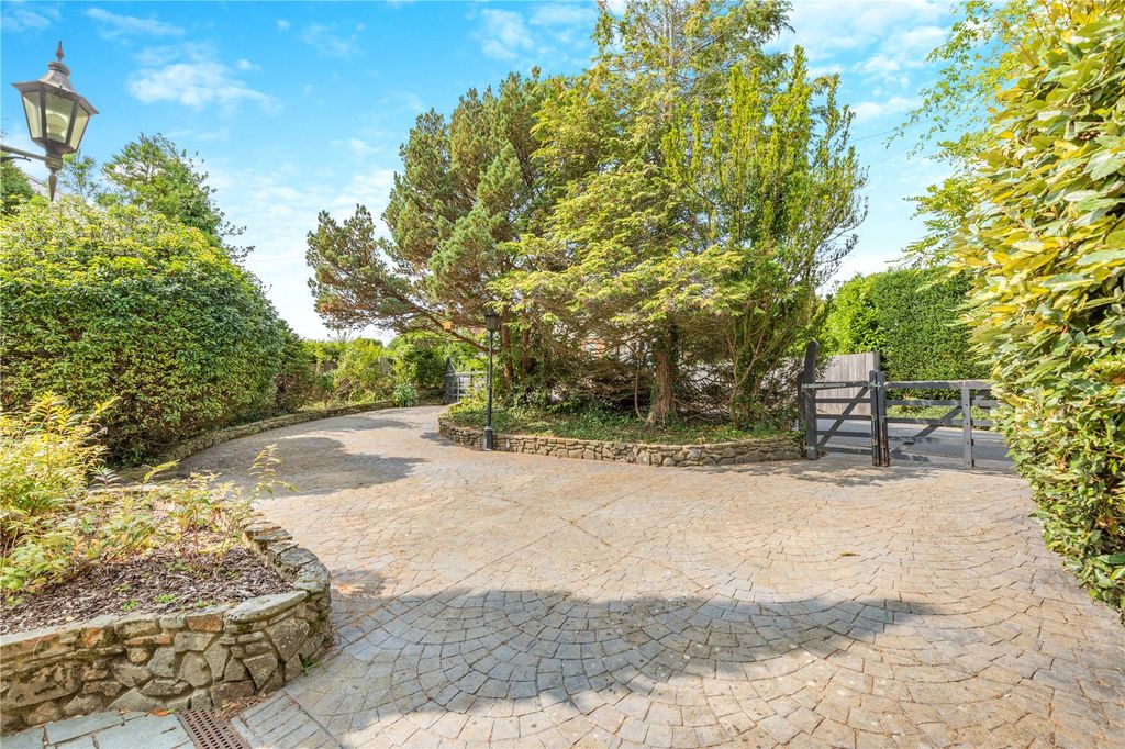 Property photo 2 of 10 Driveway