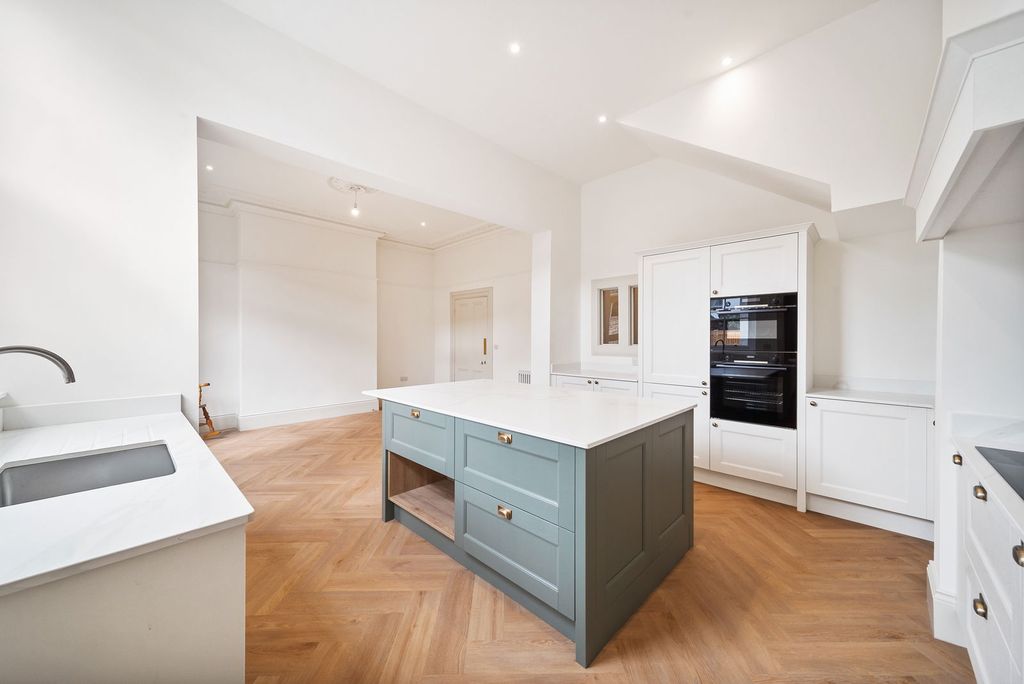 Property photo 3 of 40