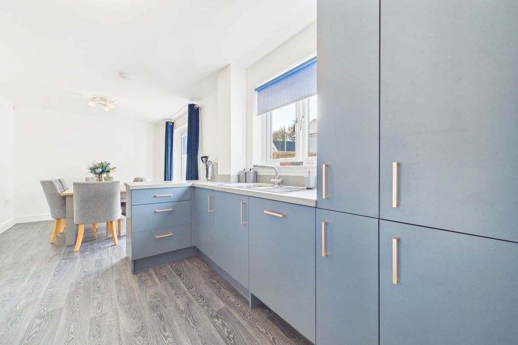 Property photo 2 of 28