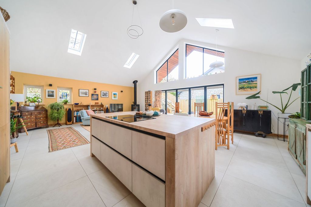 Property photo 2 of 20 Photo 5