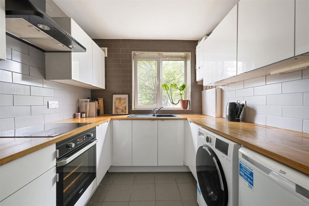 Property photo 3 of 21 The Drive, E17