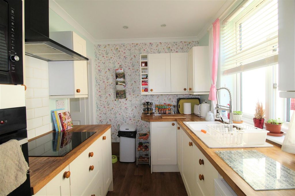 Property photo 3 of 23 Kitchen