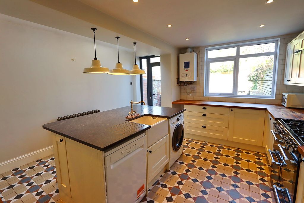 Property photo 2 of 20