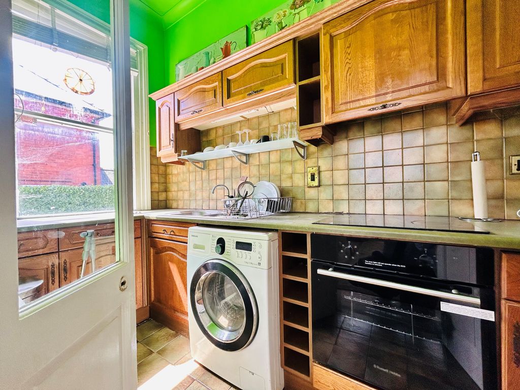 Property photo 3 of 6 Kitchen