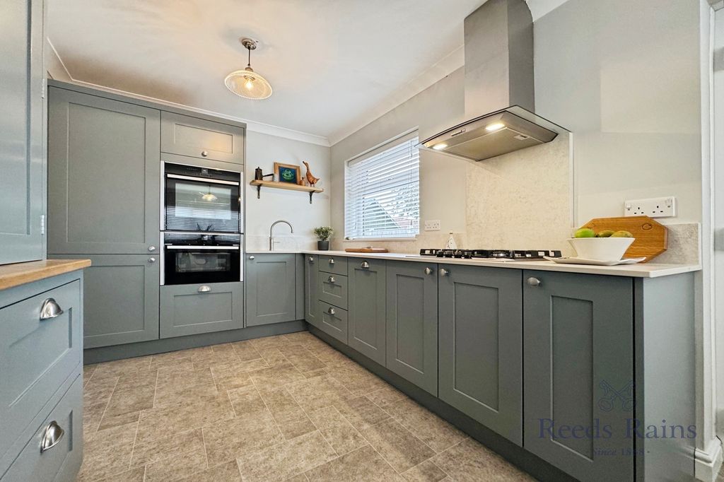 Property photo 2 of 24 Kitchen