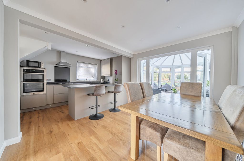 Property photo 2 of 14 1396613-15-695d2B...