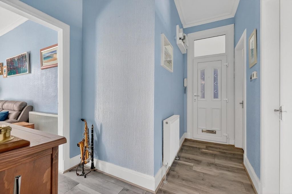 Property photo 2 of 14 2l 3 Gateside Street, Largs _03.Jpg