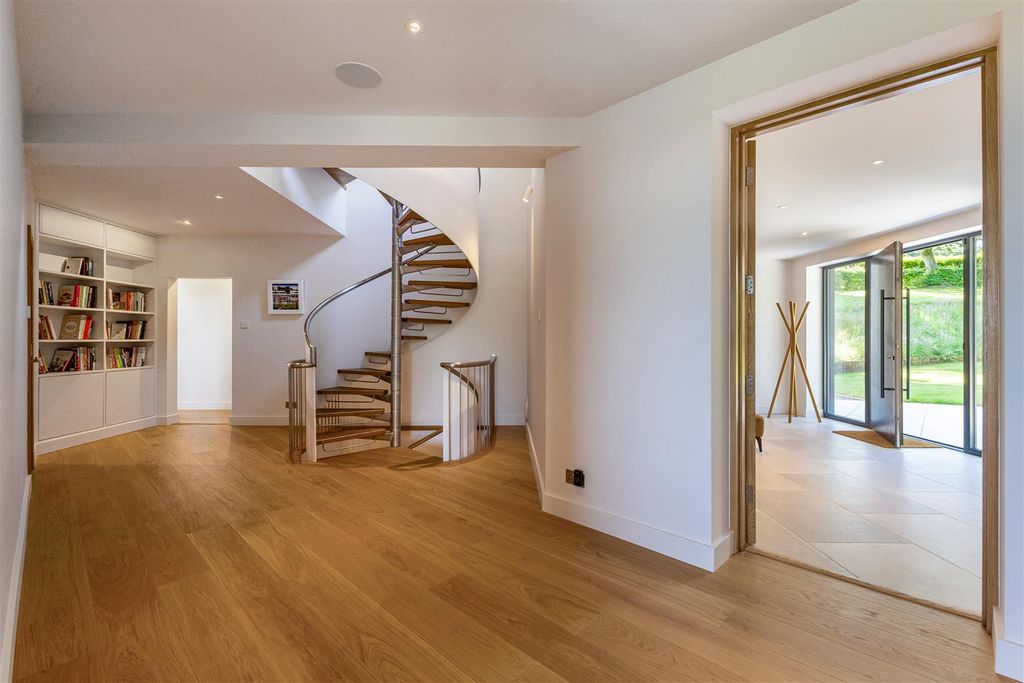 Property photo 2 of 38 Entrance Hall