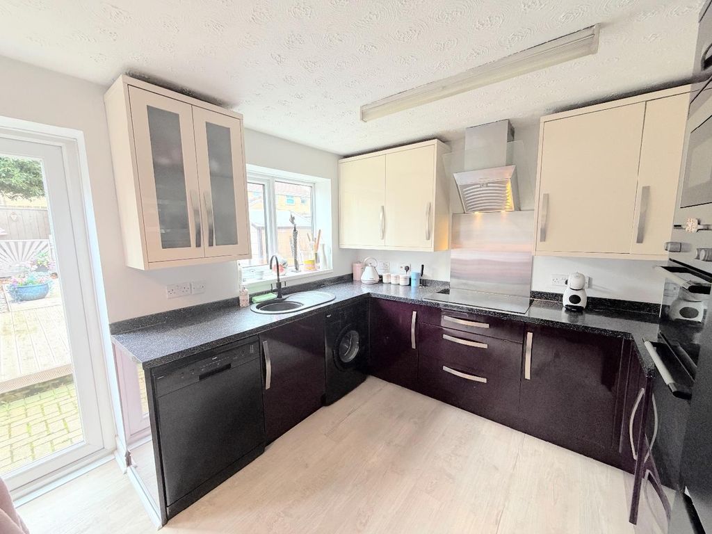 Property photo 3 of 14 Dining Kitchen