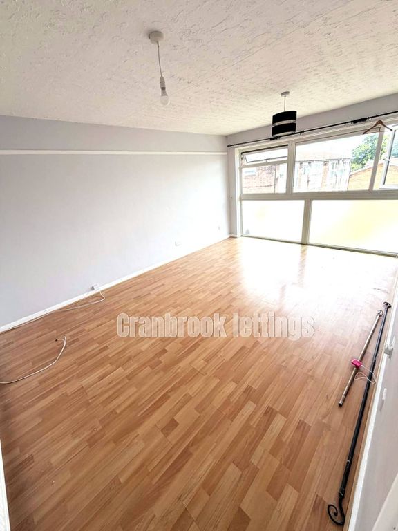 Property photo 1 of 6 Two Bedroom Flat To Rent St. Peters Close, Ilford Ig2