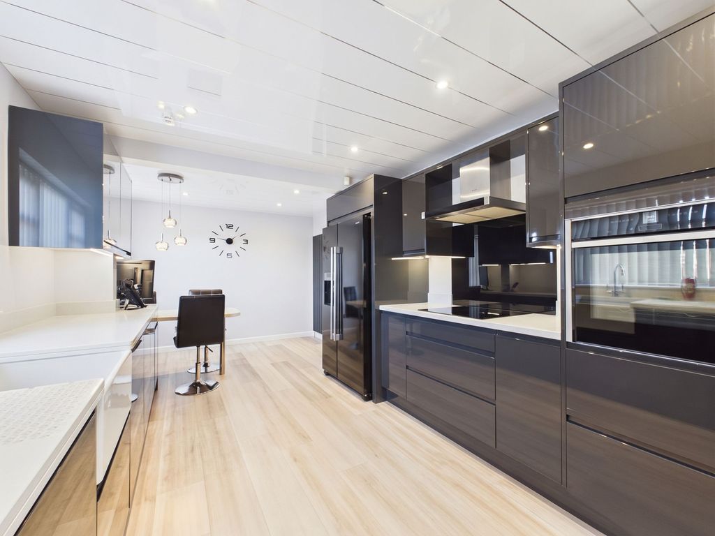 Property photo 3 of 17 Dining Kitchen
