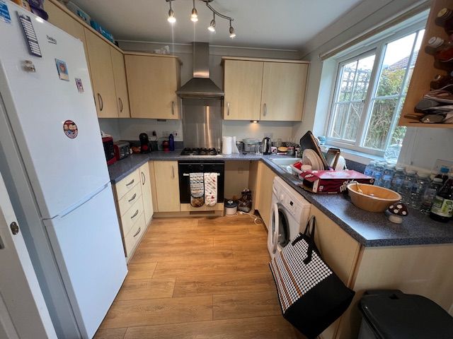Property photo 3 of 9 Kitchen