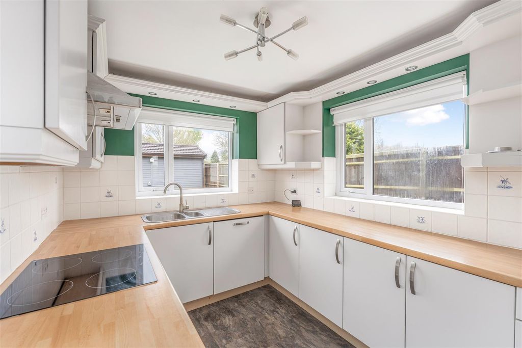 Property photo 3 of 11 60 Manor Road, Banbury-10.Jpg