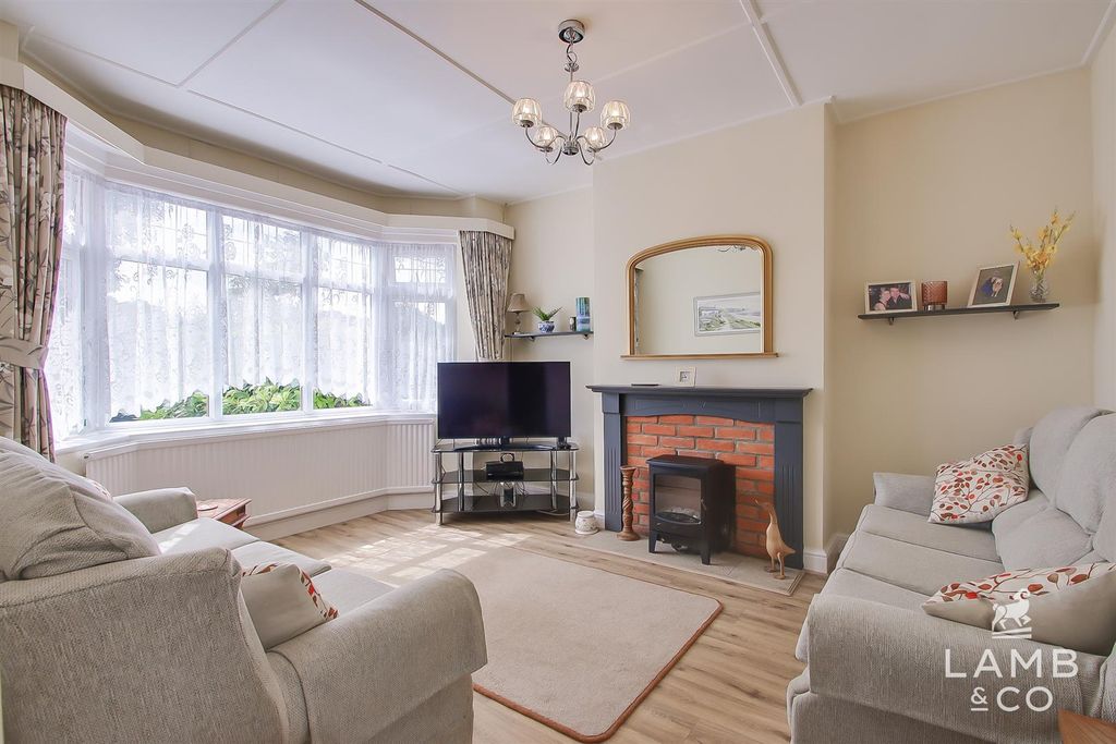 Property photo 2 of 16 Lounge: