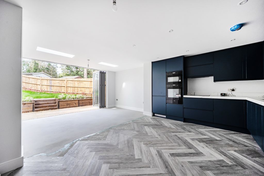 Property photo 2 of 18 5193493
