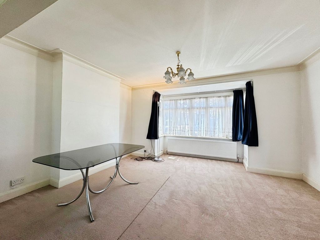 Property photo 2 of 16 Lounge