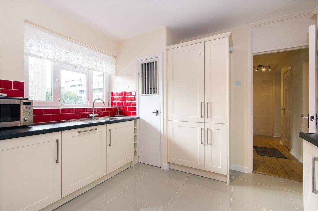 Property photo 3 of 6 Kitchen