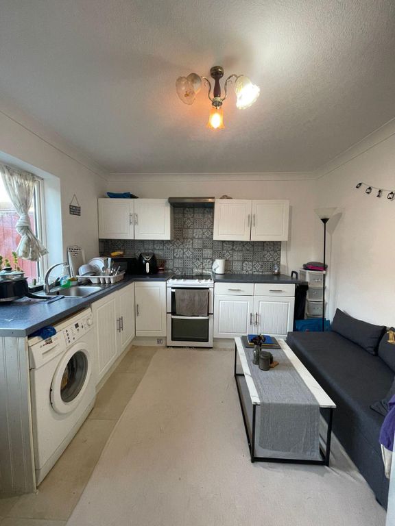 Property photo 1 of 9 Studio Flat With Seperate Kitchen - Ideal For Working Couple