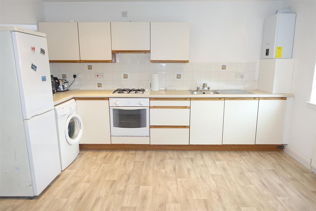 Property photo 2 of 6 Kitchen