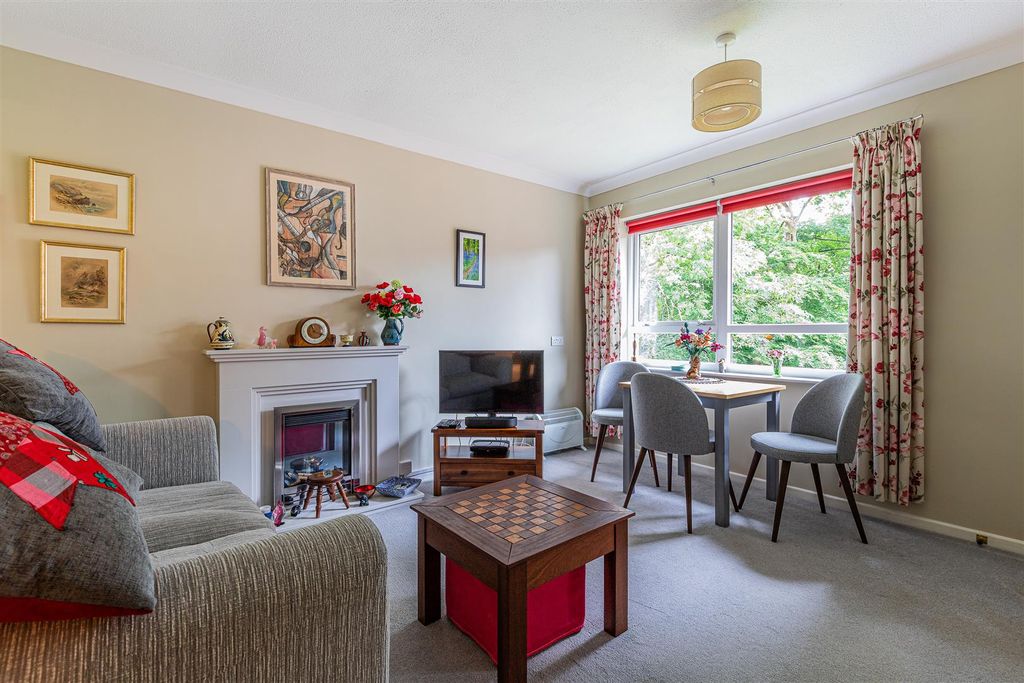 Property photo 3 of 16 Gwent House 4-8.Jpg