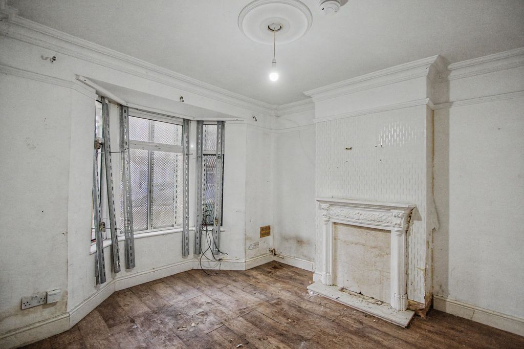 Property photo 2 of 15 20 Khartoum Road, Plaistow, London E13 8Rf