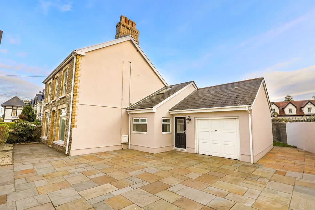 Property photo 1 of 10 Front