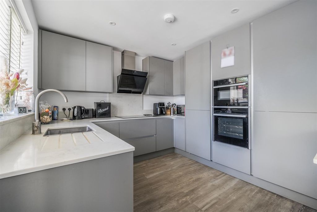 Property photo 3 of 14 1290312-15-68271d0B91F46-Arw.Jpg