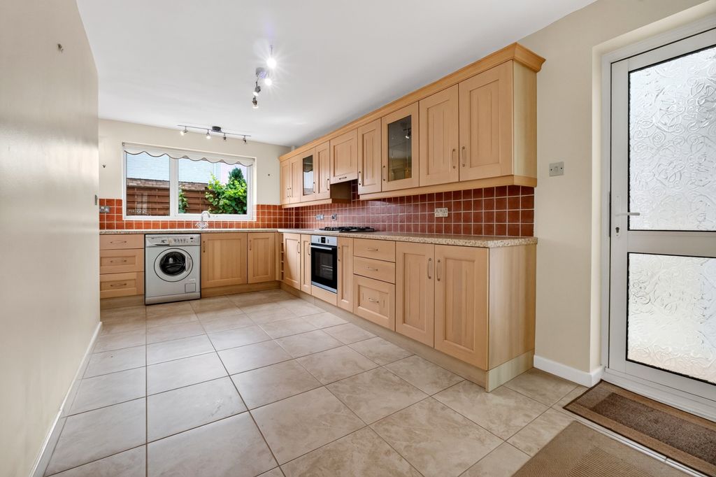 Property photo 3 of 11 Kitchen