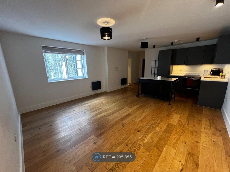 Property photo 1 of 13 Living Room / Kitchen