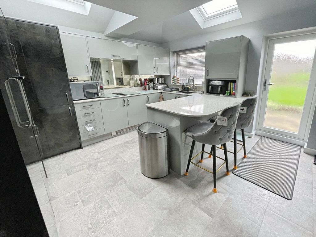 Property photo 2 of 22 Kitchen/Breakfast Room