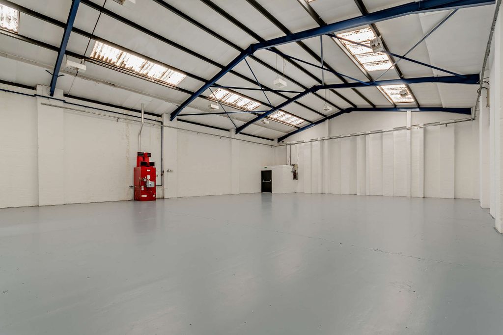 Property photo 3 of 10 8659009-Interior05-800