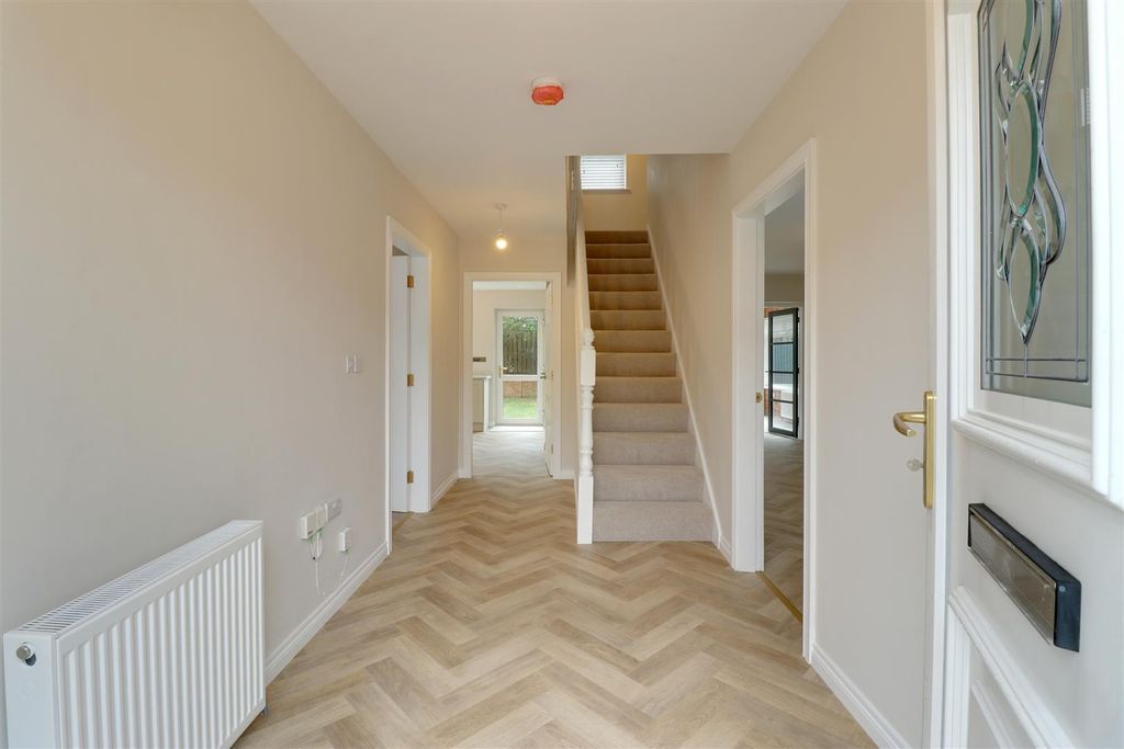 Property photo 2 of 21 Entrance Hall
