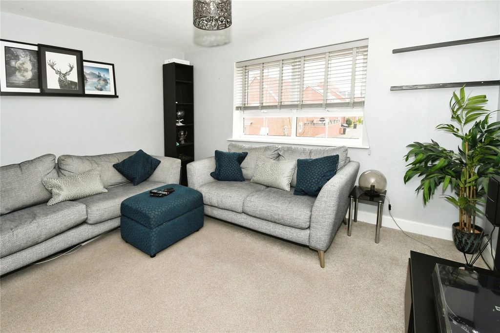 Property photo 3 of 8 Lounge