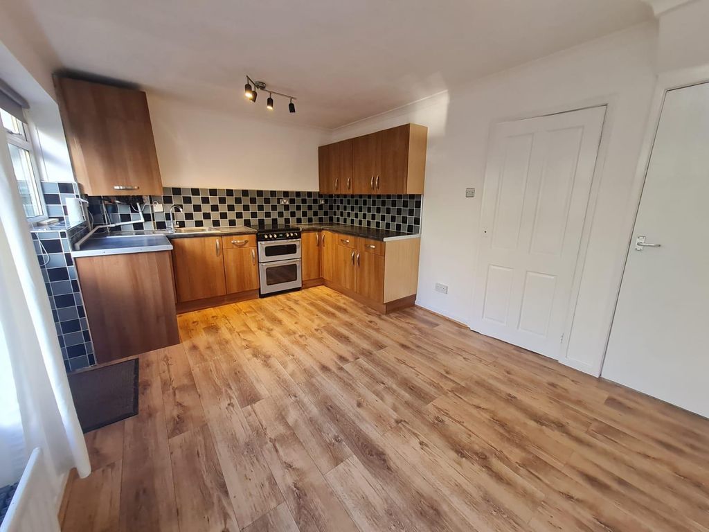 Property photo 2 of 11 Kitchen