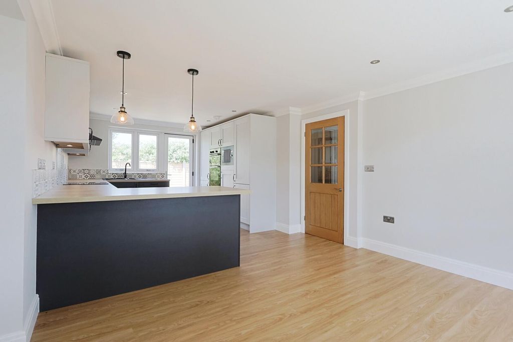 Property photo 3 of 19 Kitchen